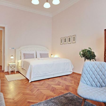 Apartment In The Heart Of Praha Bagian luar foto