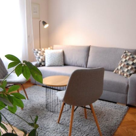 Apartment In The Heart Of Praha Bagian luar foto