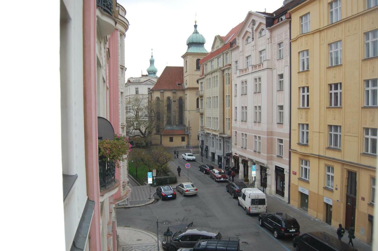 Apartment In The Heart Of Praha Bagian luar foto