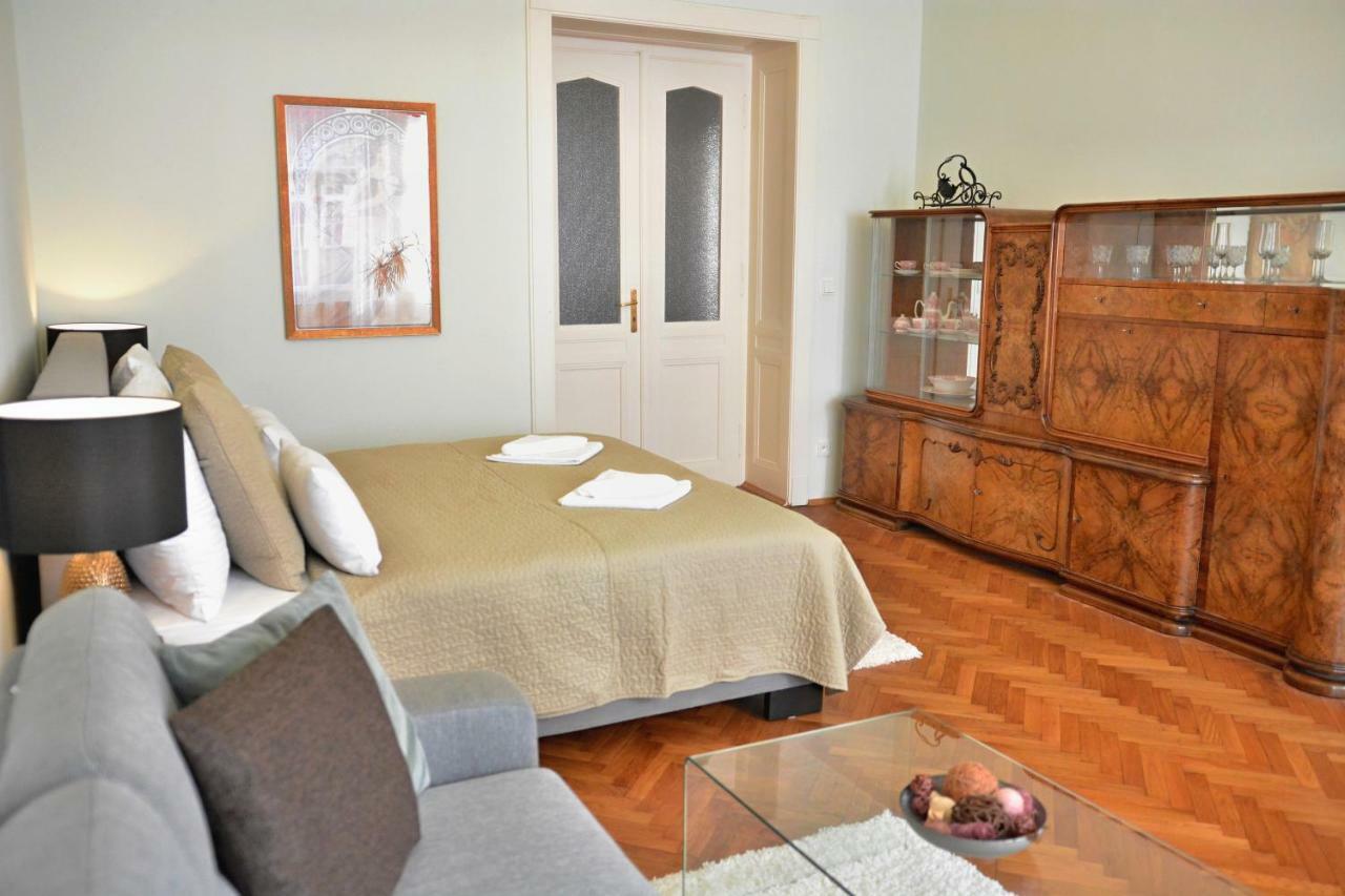 Apartment In The Heart Of Praha Bagian luar foto