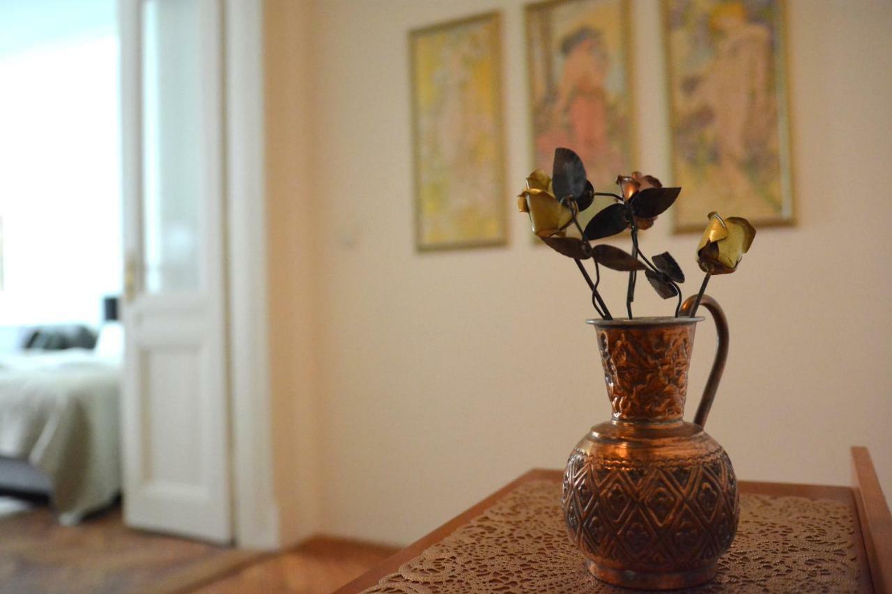 Apartment In The Heart Of Praha Bagian luar foto