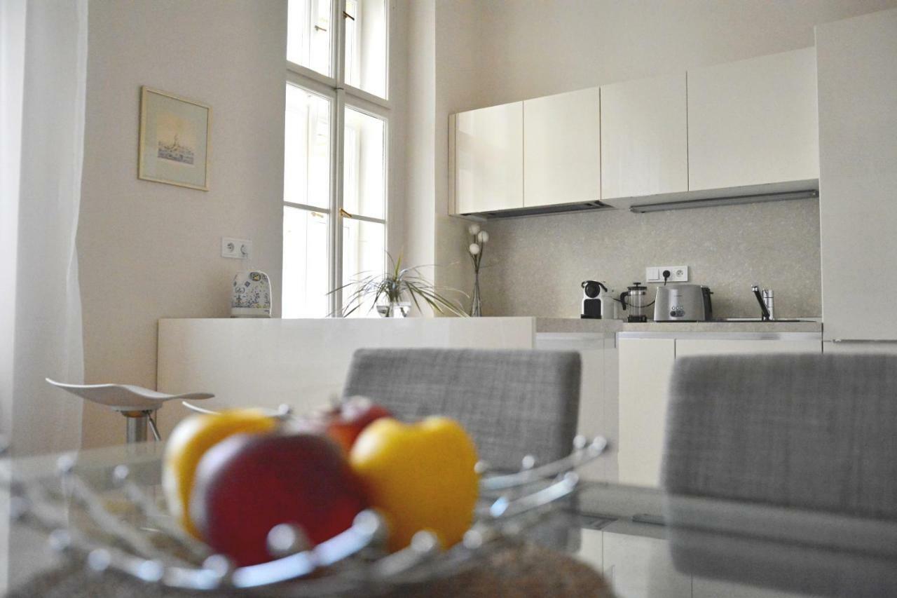 Apartment In The Heart Of Praha Bagian luar foto