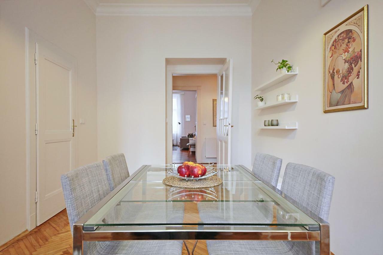 Apartment In The Heart Of Praha Bagian luar foto