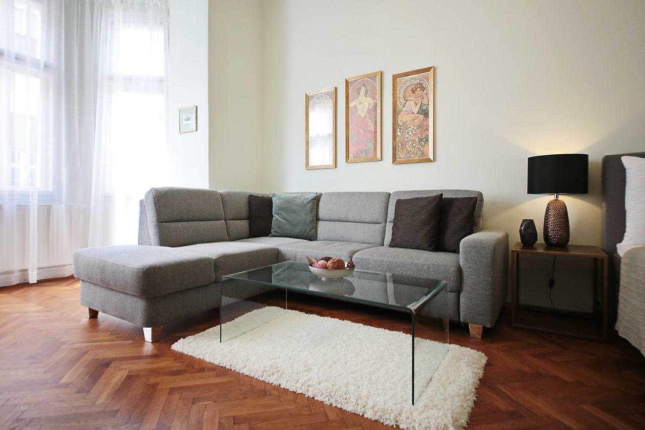 Apartment In The Heart Of Praha Bagian luar foto