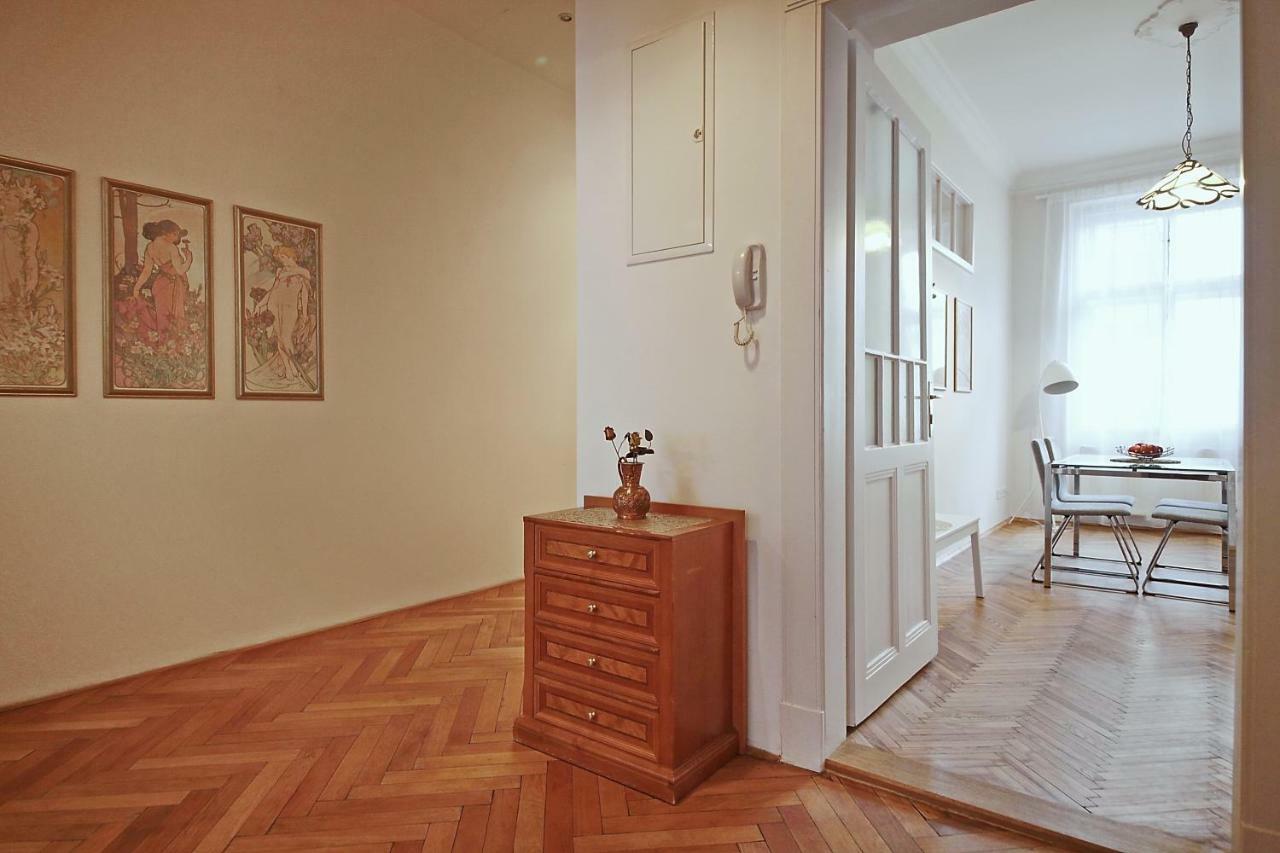 Apartment In The Heart Of Praha Bagian luar foto
