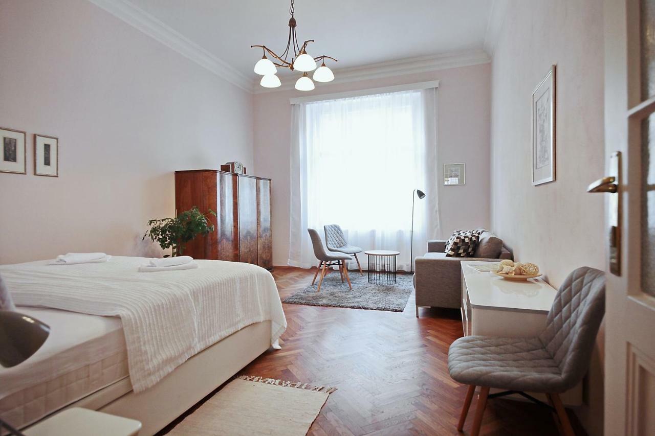 Apartment In The Heart Of Praha Bagian luar foto