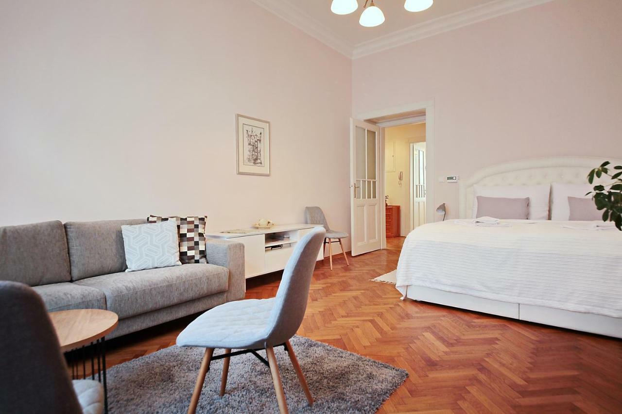 Apartment In The Heart Of Praha Bagian luar foto