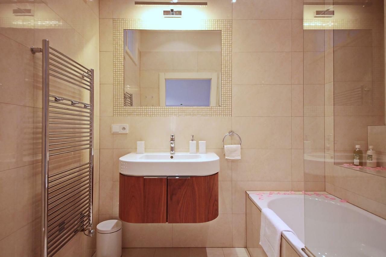 Apartment In The Heart Of Praha Bagian luar foto