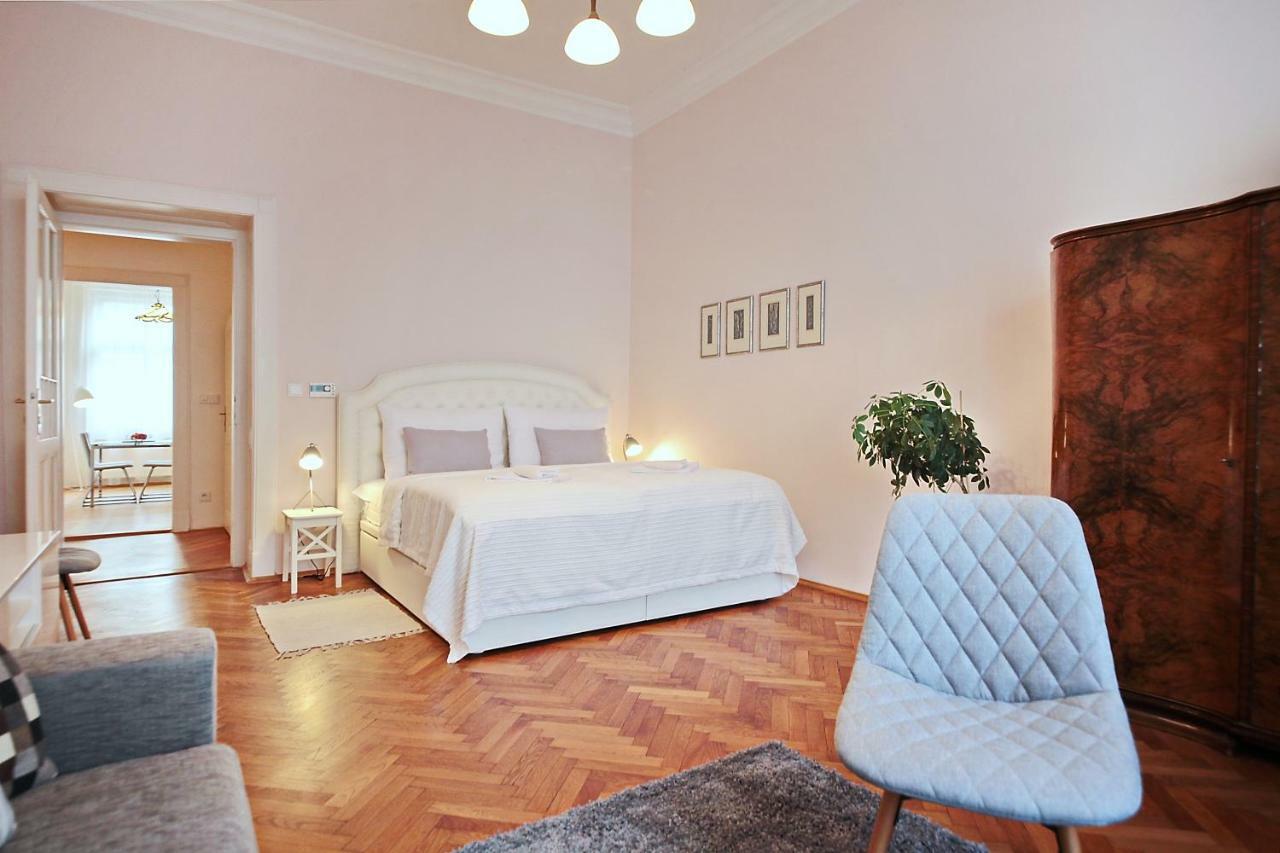 Apartment In The Heart Of Praha Bagian luar foto