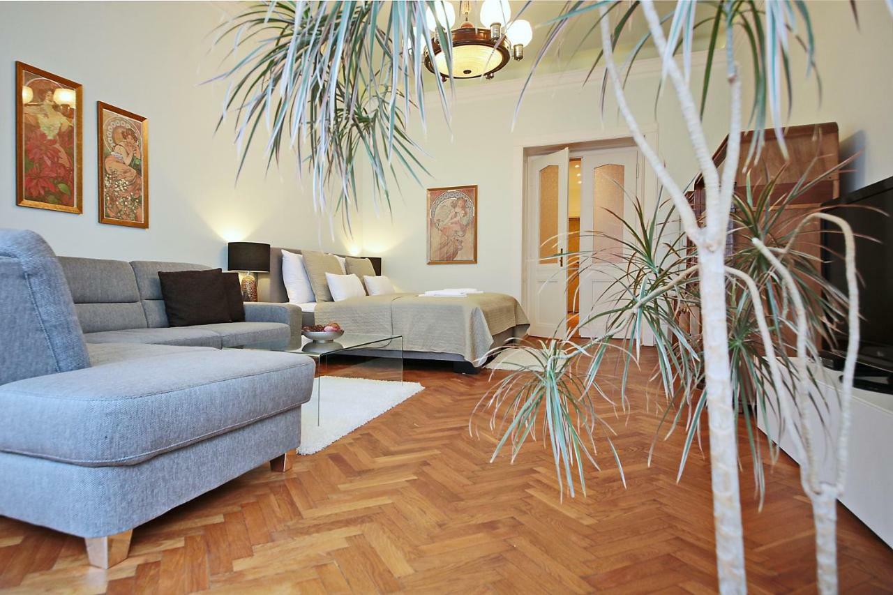 Apartment In The Heart Of Praha Bagian luar foto