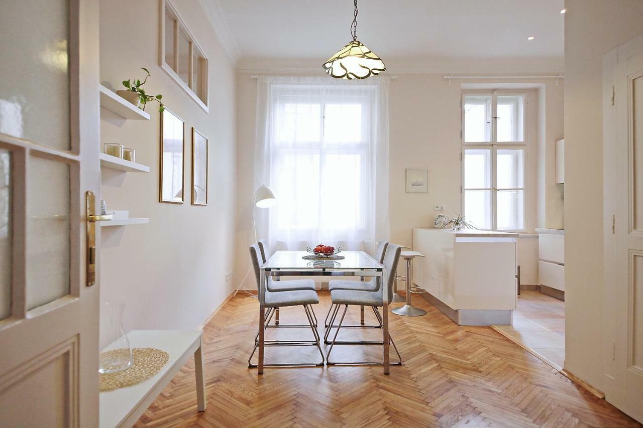 Apartment In The Heart Of Praha Bagian luar foto