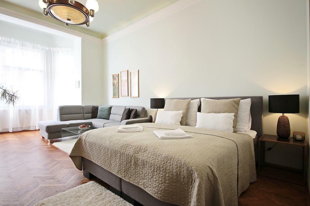 Apartment In The Heart Of Praha Bagian luar foto