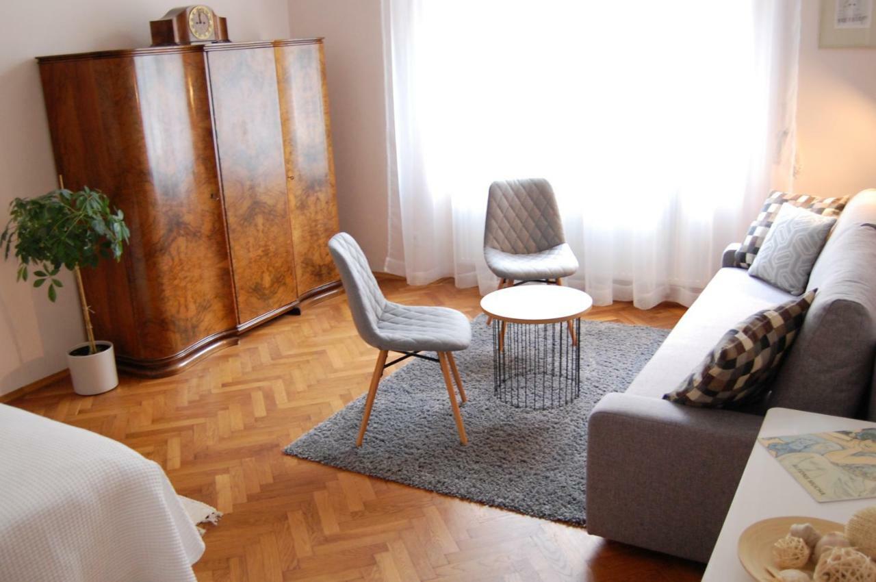 Apartment In The Heart Of Praha Bagian luar foto