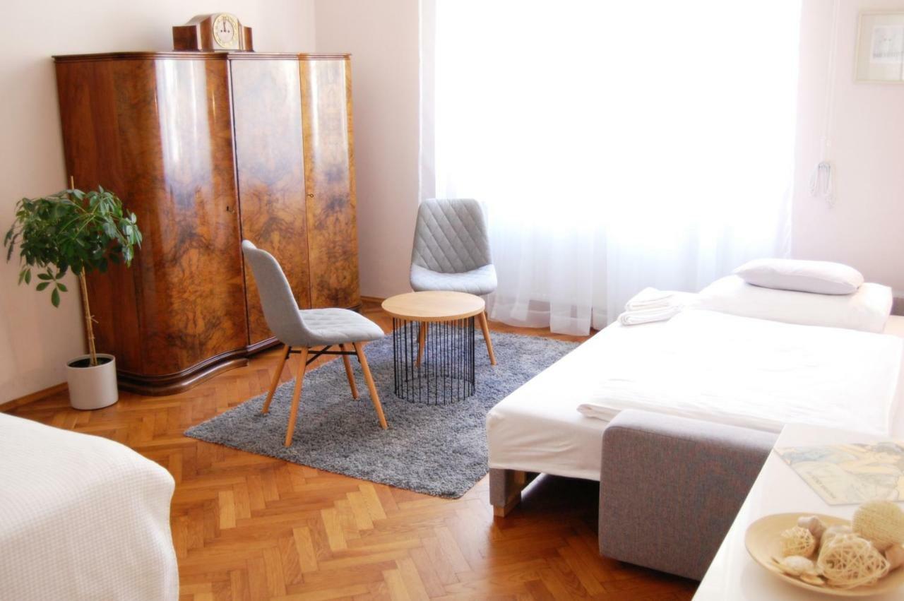 Apartment In The Heart Of Praha Bagian luar foto